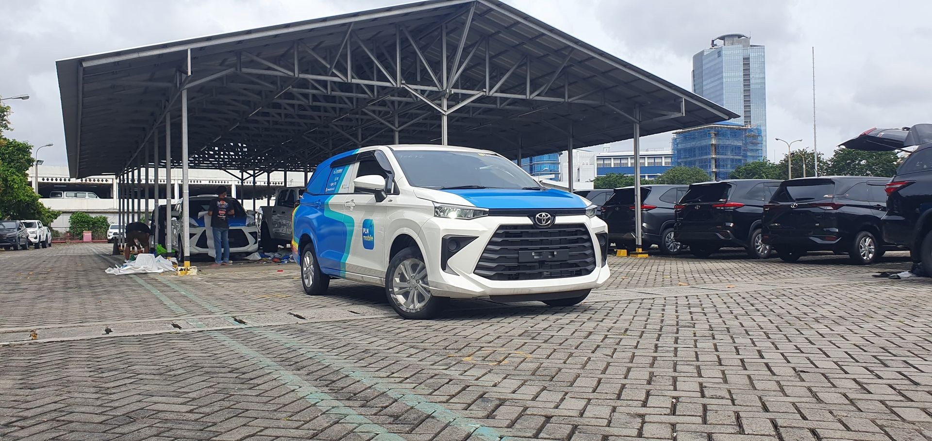 Ini adalah foto gambar branding sticker mobil toyota avanza milik perusahaan PLN Electricity Services.