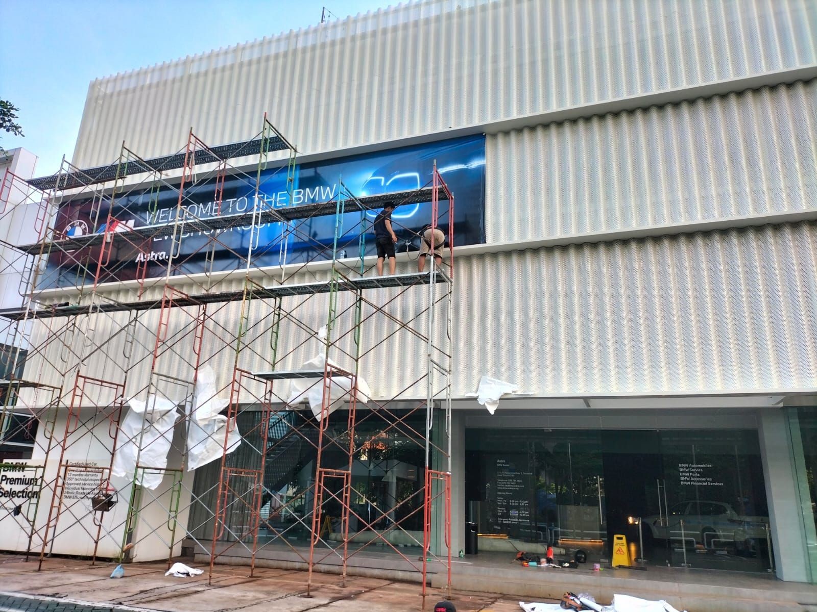 Ini adalah foto gambar branding sticker gedung showroom Astra BMW milik perusahaan BMW Group Indonesia.