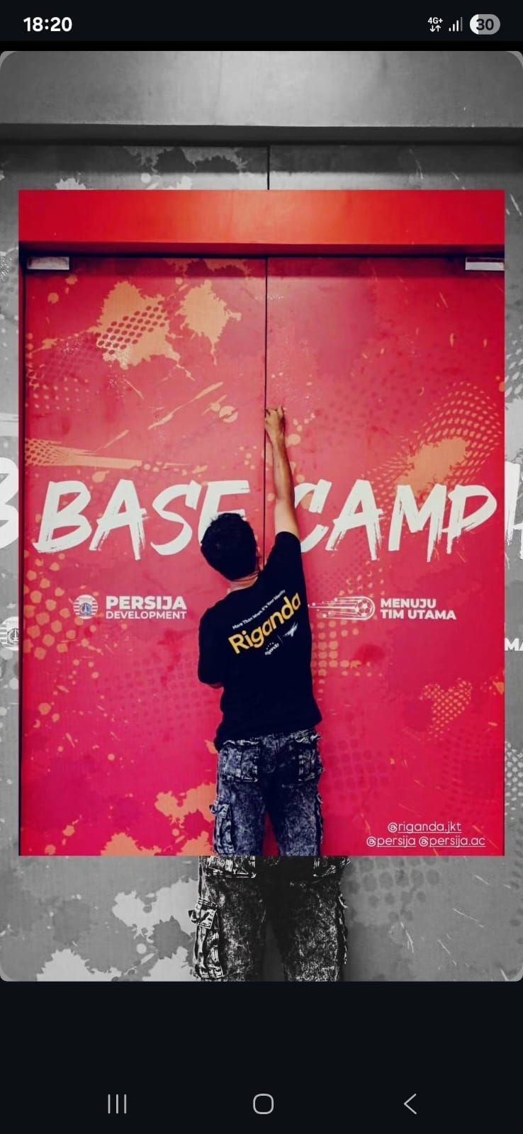 Survey lapangan merupakan hal yang sangat penting dalam proses awal branding sticker. Survey lapangan menentukan medan di lapangan dan mendapatkan data lapangan yang akurat untuk proses pemasangan nanti.